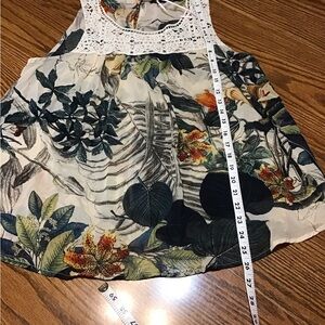 Women’s size medium Floral Sleeveless Top with Lace Detail